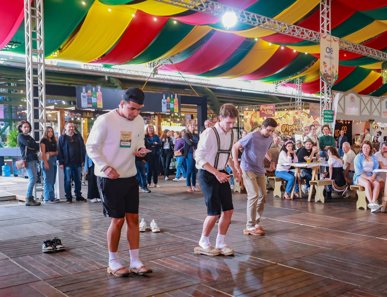 Brincadeiras típicas divertem fenafesteiros em domingo de pavilhões lotados